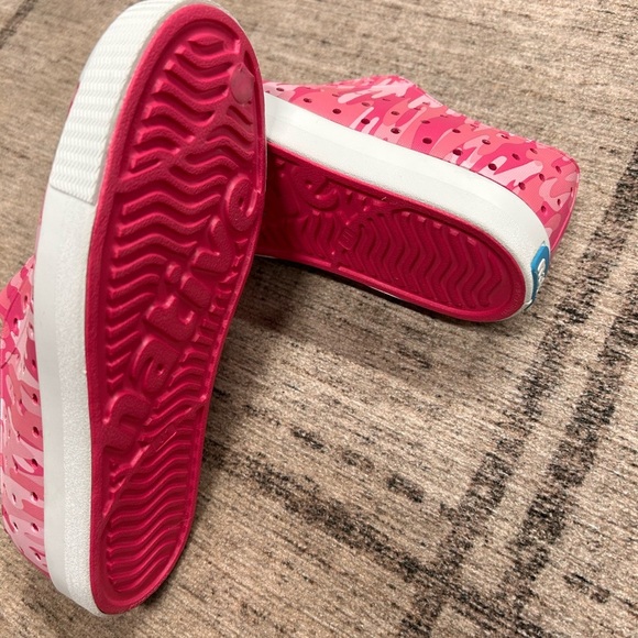 Native Jefferson Shoes in Pink Camo J1 - Picture 3 of 4